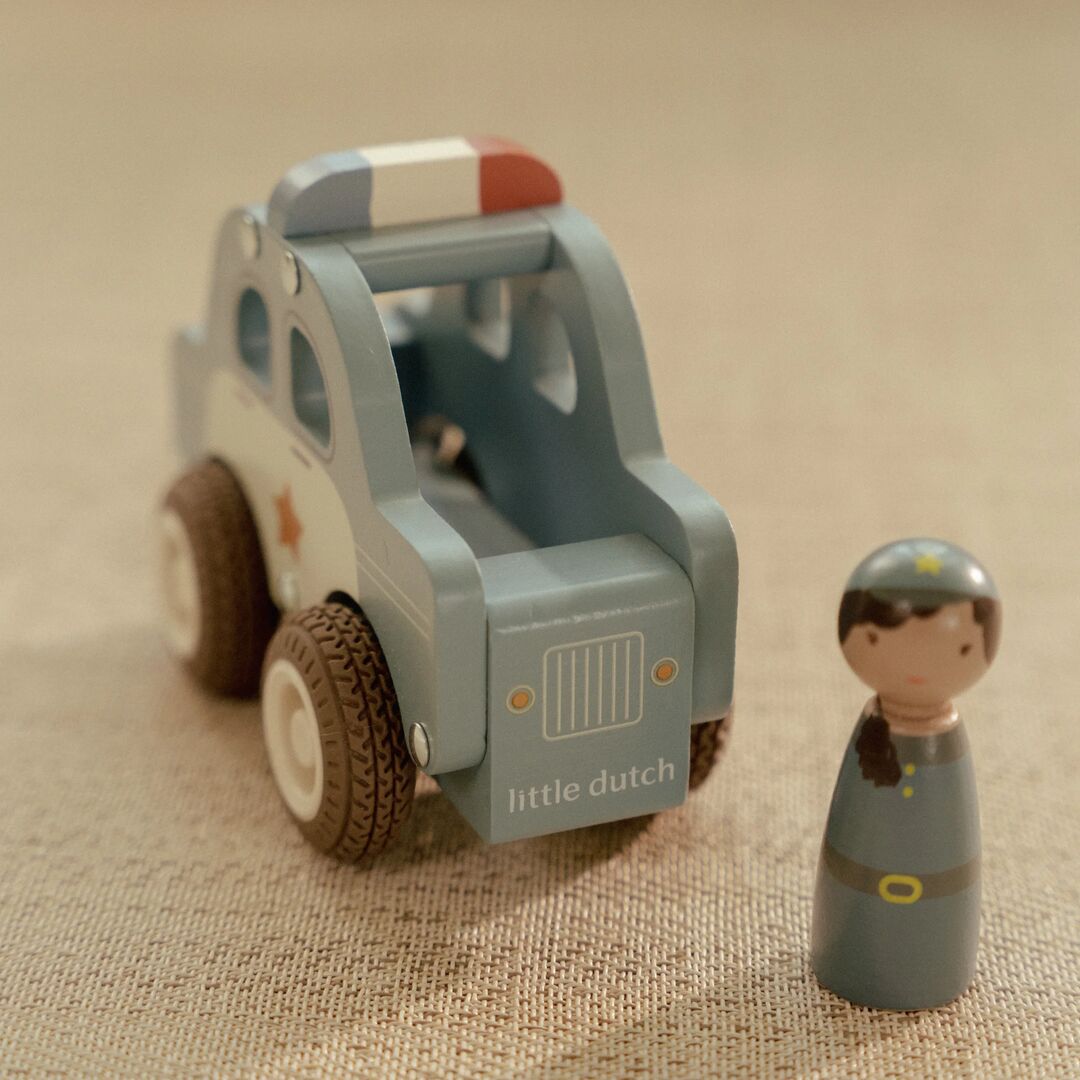 Polizeiwagen mit Holzpuppe