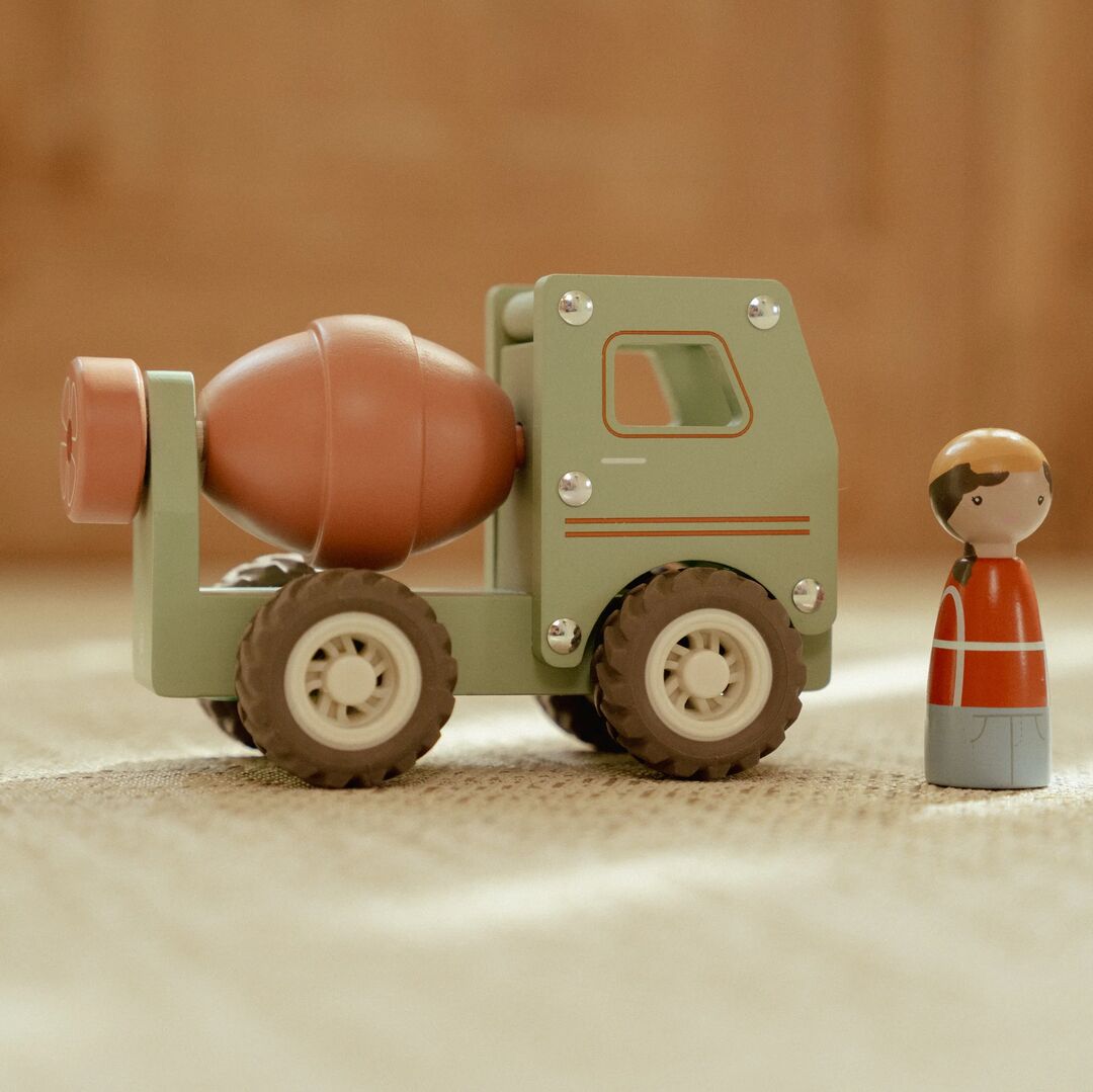 Betonmischer mit Holzpuppe