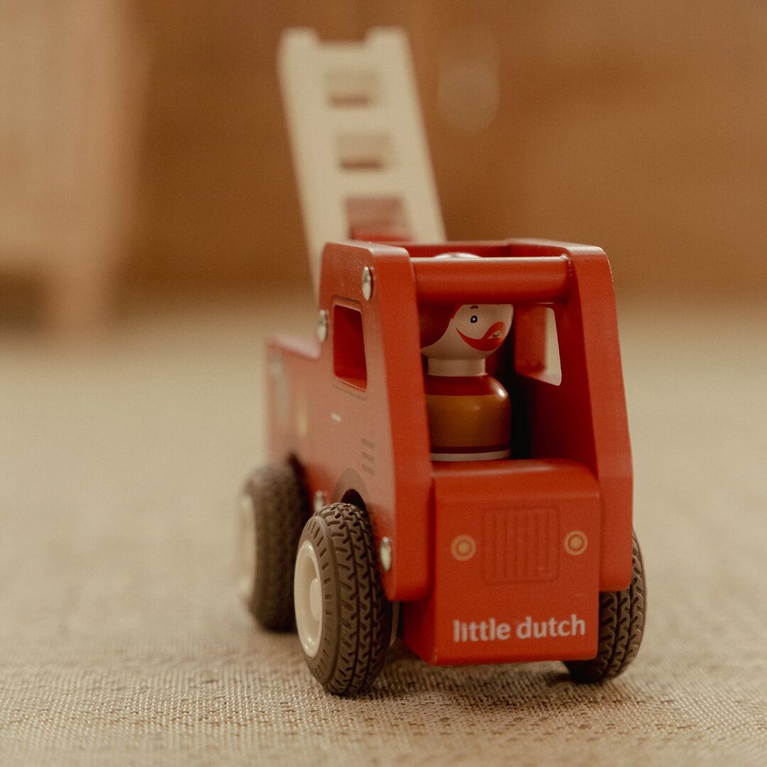 Feuerwehrwagen mit Holzpuppe