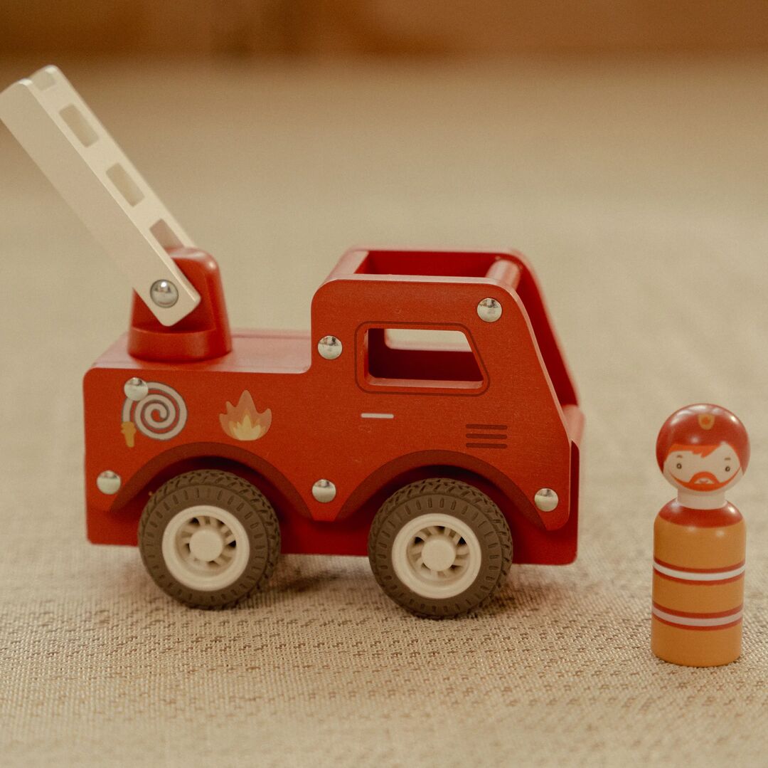 Feuerwehrwagen mit Holzpuppe