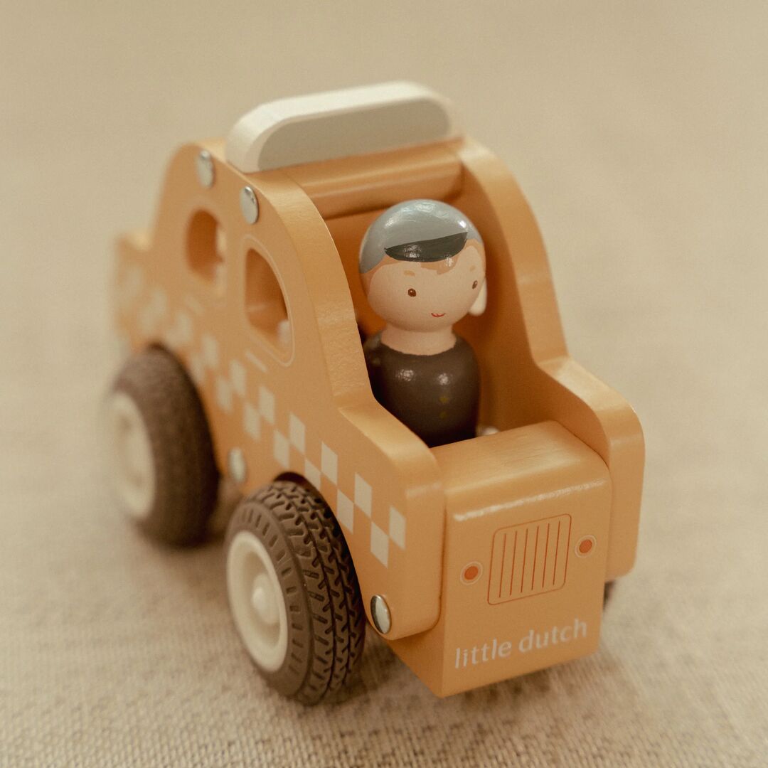 Taxi mit Holzpuppe