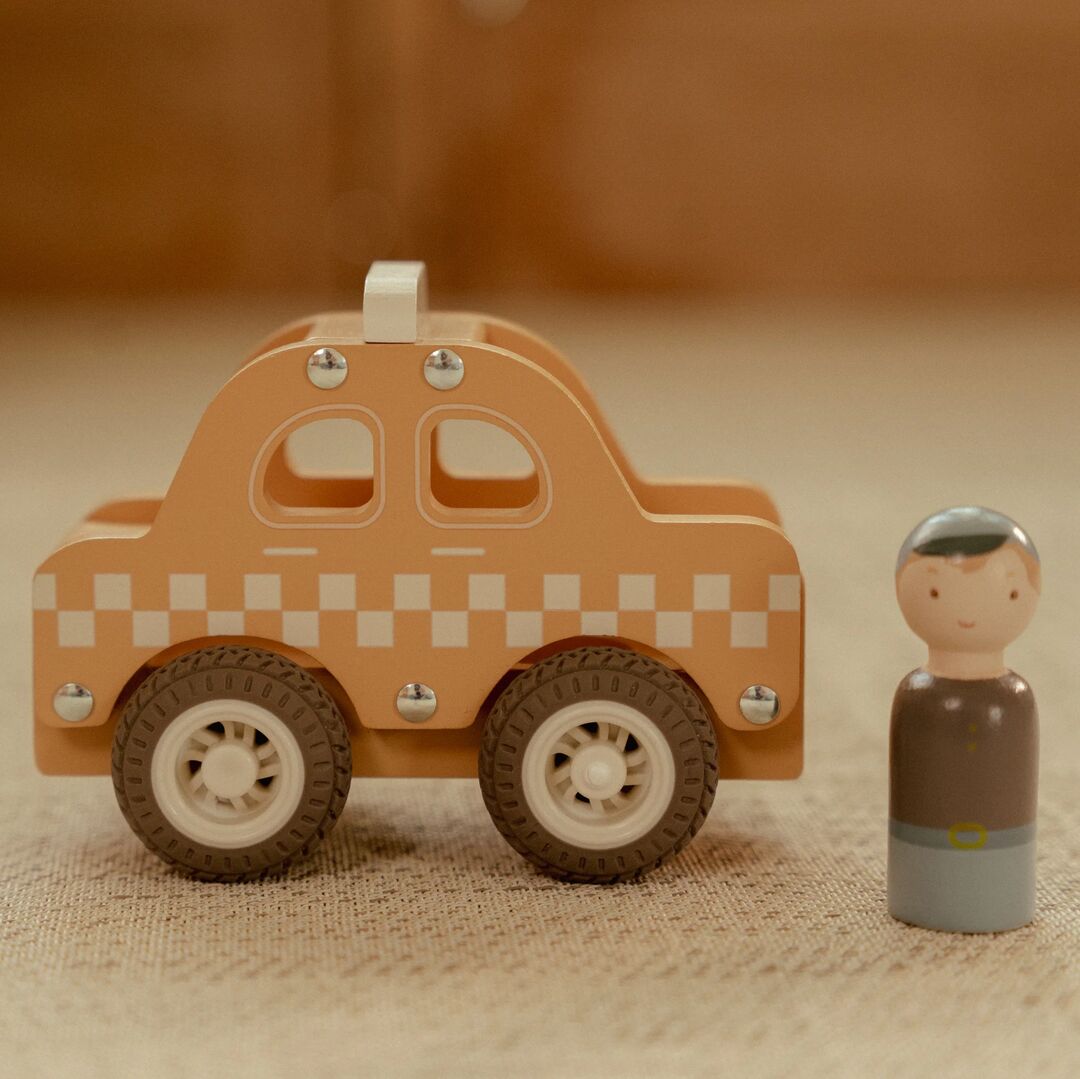 Taxi mit Holzpuppe
