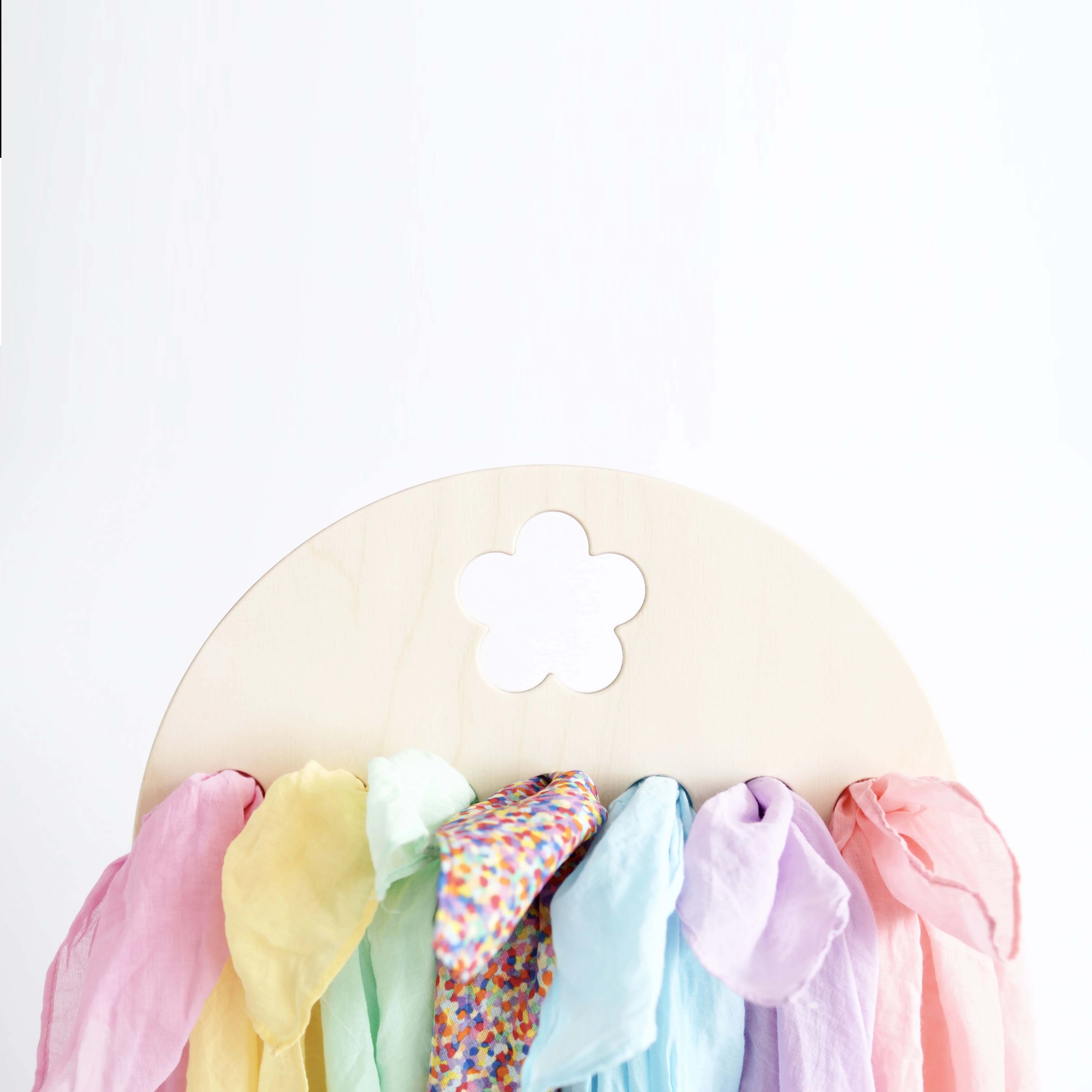 Holzdisplay „Blume“ für Spieltücher klein