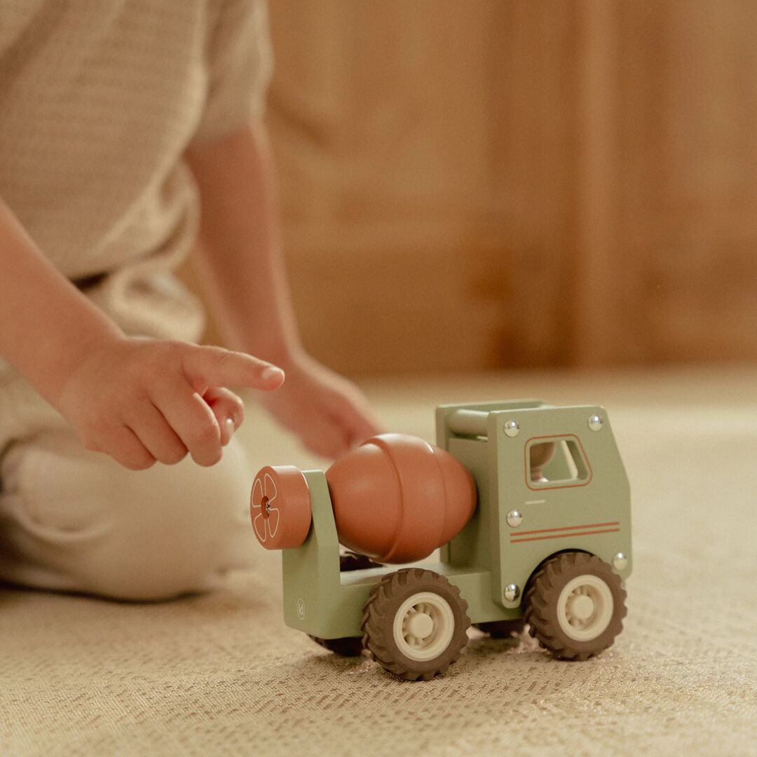 Betonmischer mit Holzpuppe