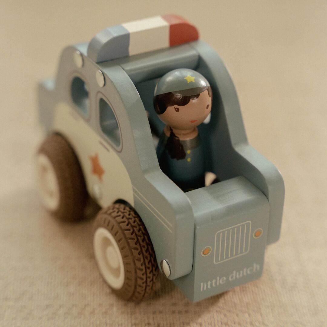 Polizeiwagen mit Holzpuppe