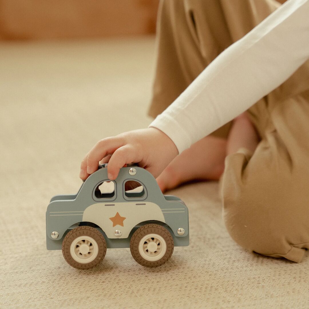 Polizeiwagen mit Holzpuppe