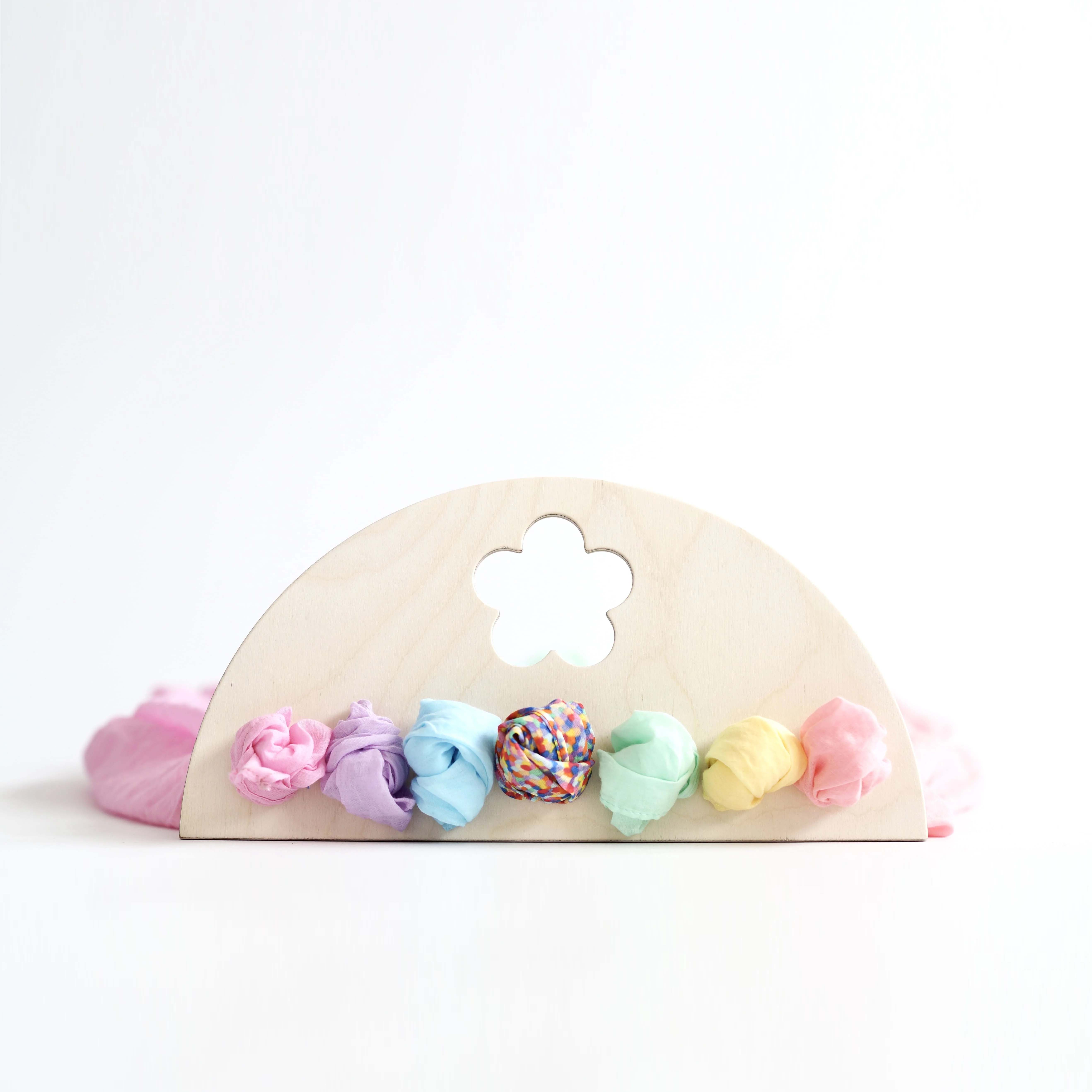 Holzdisplay „Blume“ für Spieltücher klein