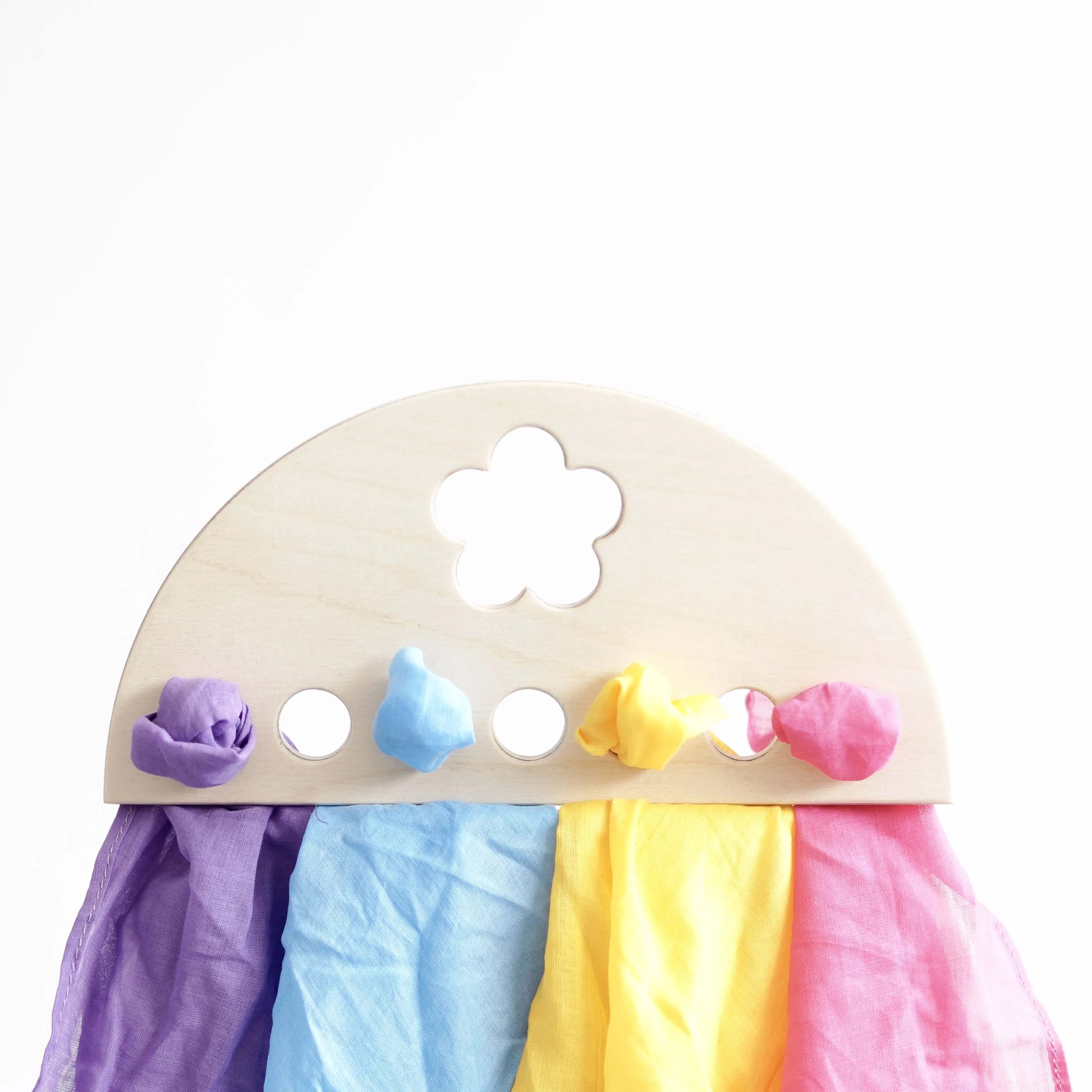 Holzdisplay „Blume“ für Spieltücher klein