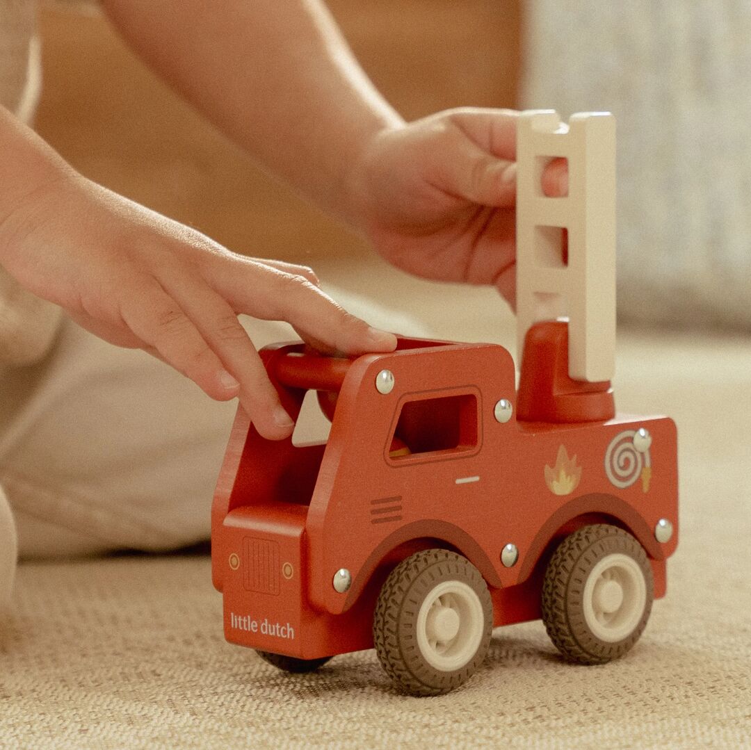 Feuerwehrwagen mit Holzpuppe